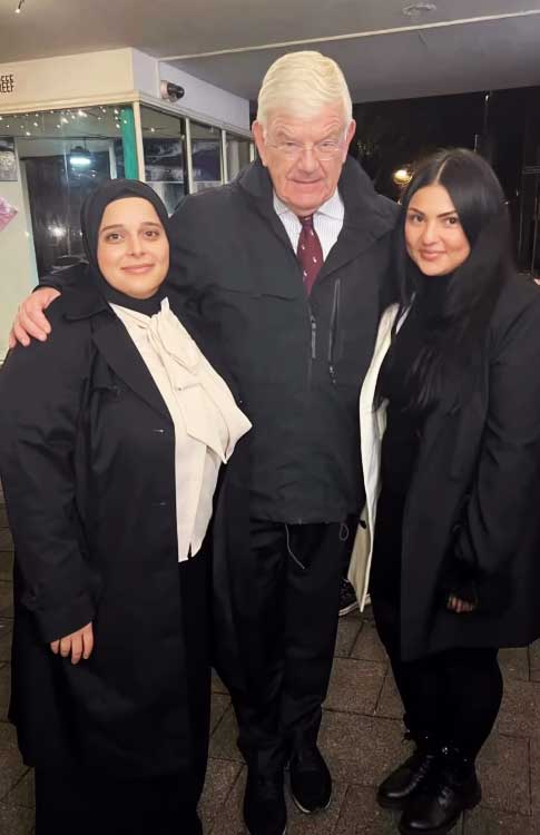 Halime, Ezgi van Buurtpunt Connect en burgemeester Jan van Zanen